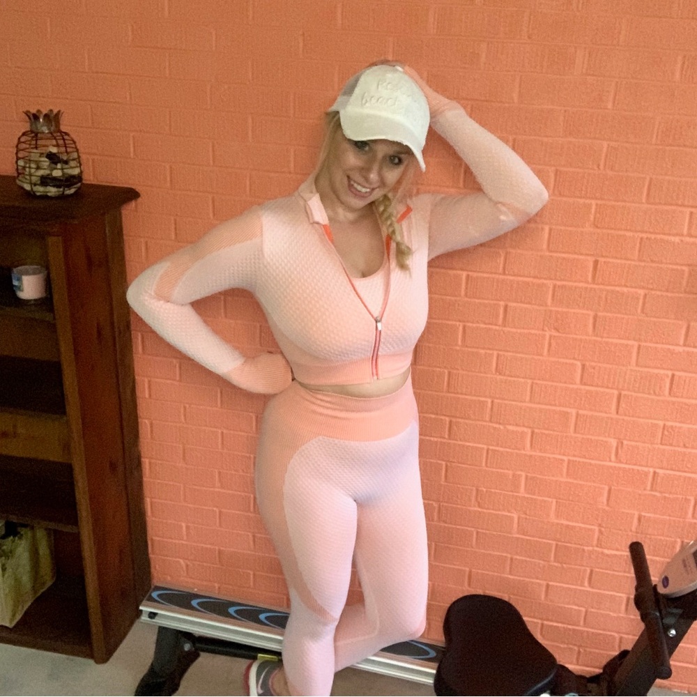 Astoria MOMENTUM Zip Crop - Peaches and Cream